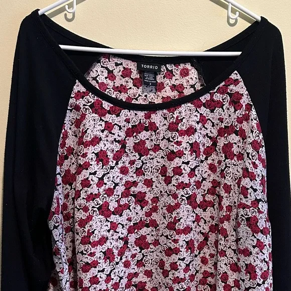 Torrid size 2 (2X) Black and Red Floral 3/4 length Sleeve Top - Picture 3 of 8